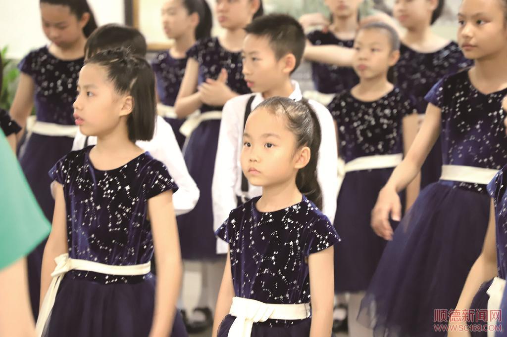 �����ˣ���ɽСѧ������ϳ�������