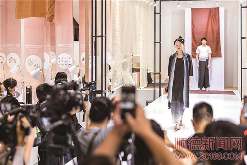 ����Ӳ�ƽ��뷢��ڹ���׽�֮��