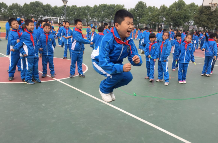 �����У�����˵���¯��һ�ҳ��¸�ǩ�¡���ͬ�⡱���յ����ѵ���