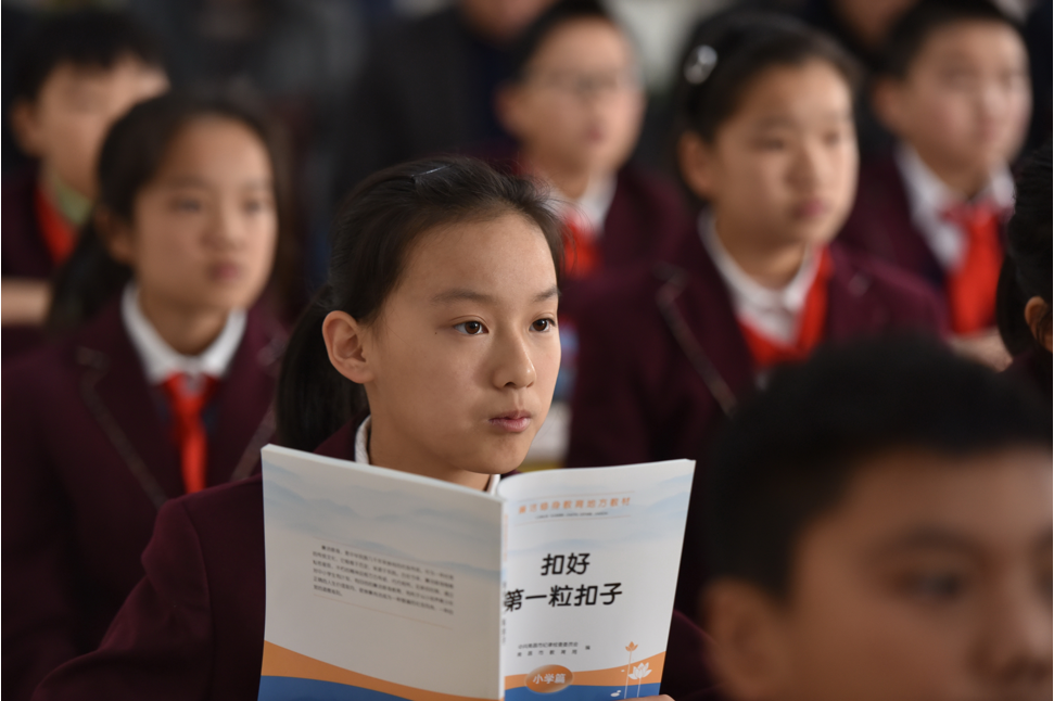 ��Сѧӭ������Ϣ�����ϵ�Уʱ������������ѧ������˯����Ȼ��