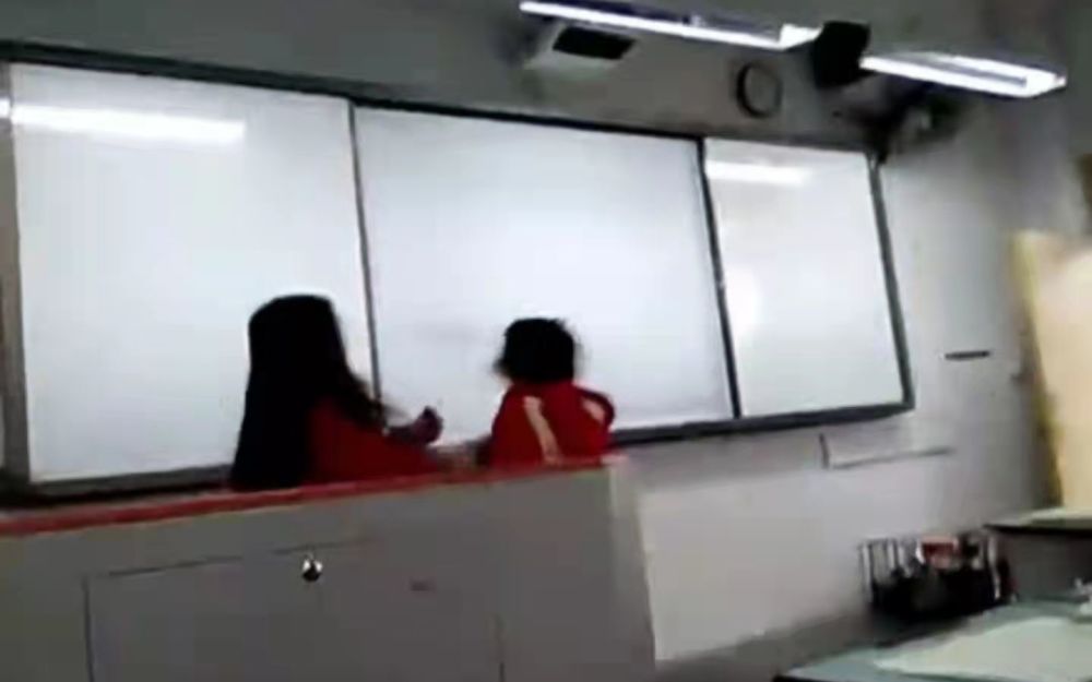 �Ĵ�����һŮ��ʦ��������Ůѧ�����⣬�����֣������ʵ��������