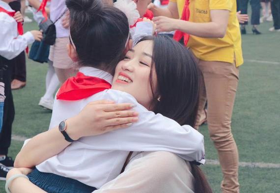 �Ϻ�СѧУ�����������飬ǧԪ�ļ۸��̯���������ҳ�ǩ�ֲ�ͬ��