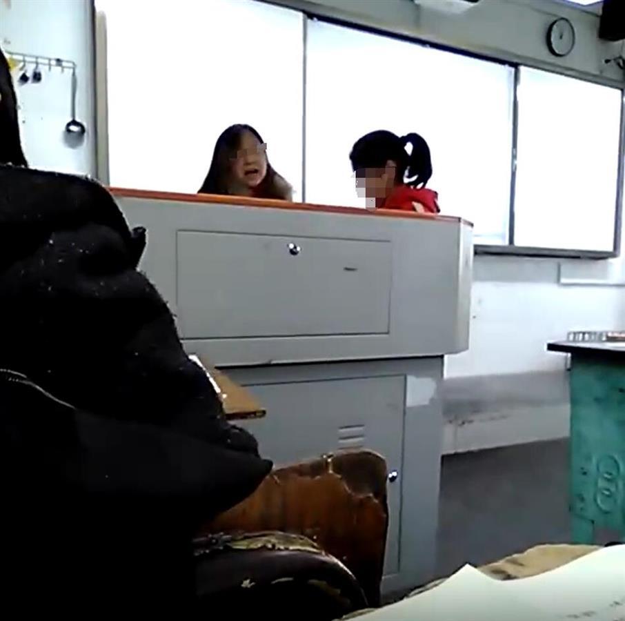 �Ĵ�����һŮ��ʦ�Ͽε�����ѧ�����⣬�����ؽ������ѽ������