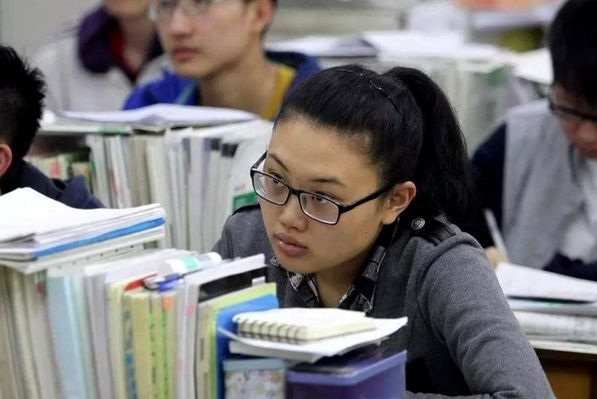 ��������֪ͨ����Сѧ��ʵ�С��¹涨����ѧ����͵���ֻ���������