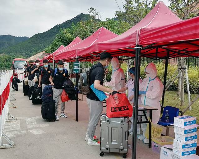 ����ǰ��Ա���ڽ��к����⡣���������ֹ�ͼ��