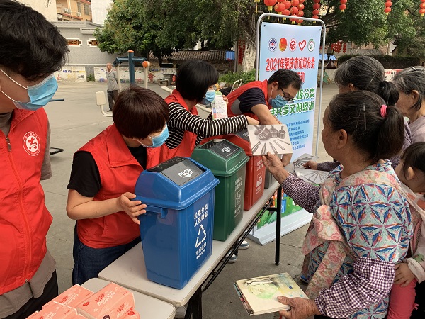 鼎湖区城管局开展“积极参与垃圾分类,携手共享文明鼎湖”垃圾分类宣传志愿活动(4).jpg