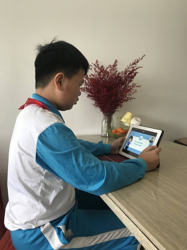 ����ӺС��ӺİСѧ��չ���������ߣ����������շ�����