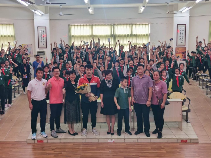 20201030全国举重冠军李伟华回母校照片 (13).jpg