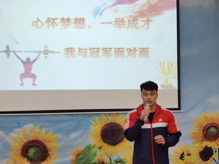 20201030全国举重冠军李伟华回母校照片 (12).jpg