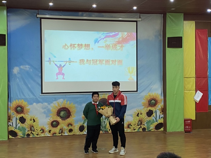 20201030全国举重冠军李伟华回母校照片 (18).jpg