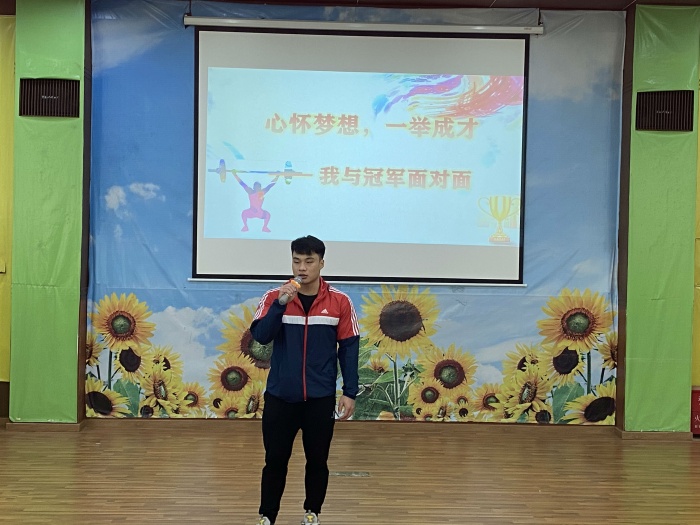 20201030全国举重冠军李伟华回母校照片 (15).jpg