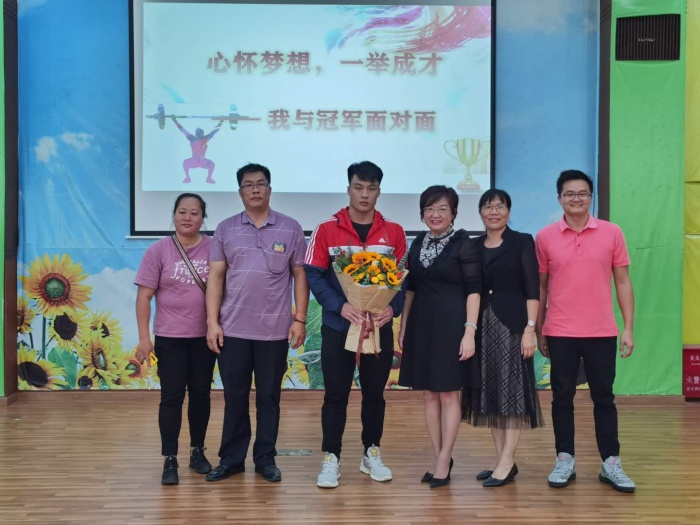 20201030全国举重冠军李伟华回母校照片 (14).jpg