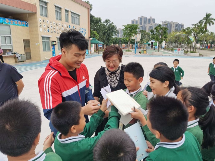 20201030全国举重冠军李伟华回母校照片 (10).jpg