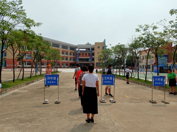 排队入校.jpg