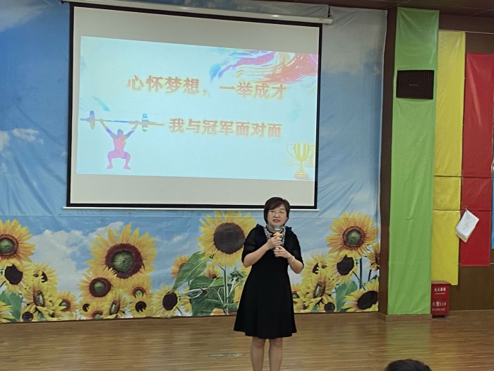 20201030全国举重冠军李伟华回母校照片 (9).jpg