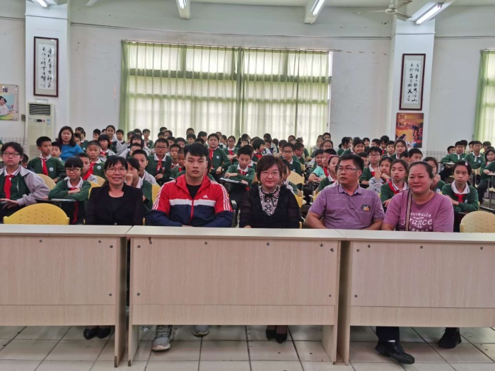 20201030全国举重冠军李伟华回母校照片 (11).jpg