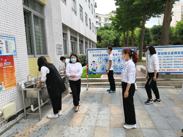 进校门洗手.jpg
