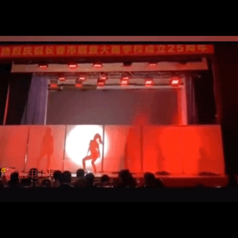 �ĺ��ˣ�����ĳ��ѧУ��Ů������Ⱥ�裬����ֱ������ҹ��Ů��