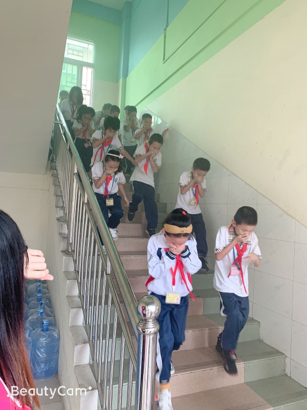 学生有序的迅速下楼