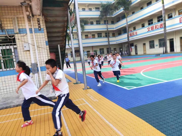 警报拉响学生迅速疏散