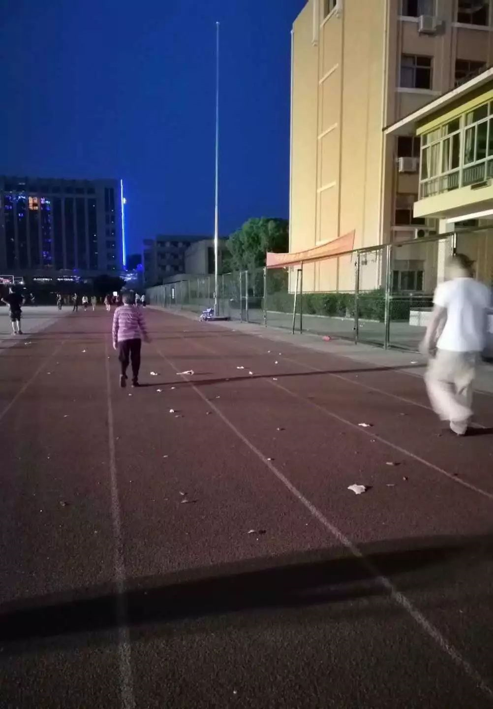 9所符合条件的城区学校的体育场地全部向社会开放。 9所符合条件的城区学校的体育场地全部向社会开放。