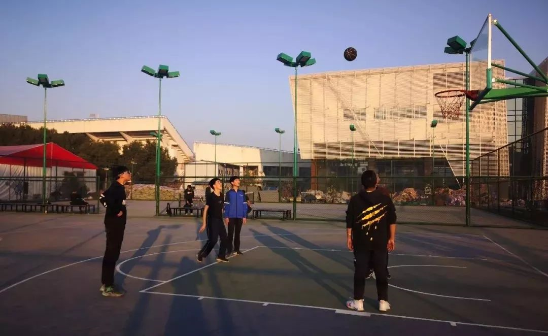 9所符合条件的城区学校的体育场地全部向社会开放。 9所符合条件的城区学校的体育场地全部向社会开放。