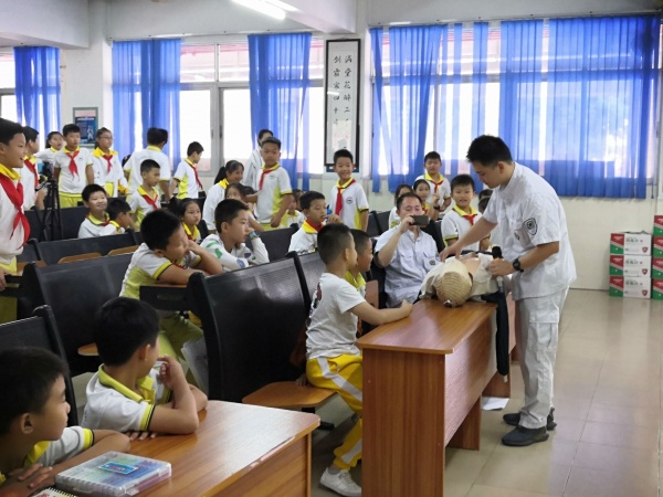 翠景东方小学四年级急救课堂照片IMG_20191115_103604.jpg