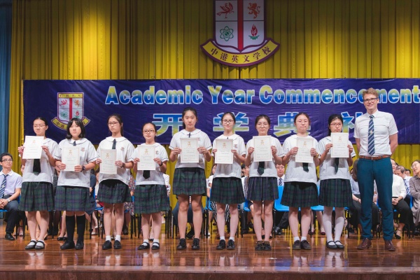 Mr.David为获奖学生颁奖