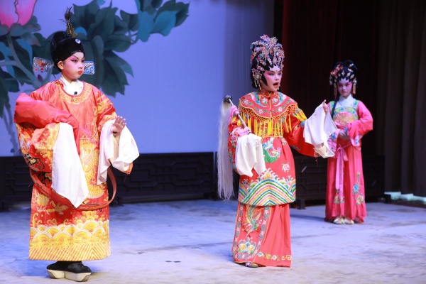 绩西小学演出节目:粤剧旺台例戏《小送子》片段