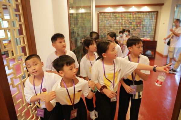 小榄绩西小学粤剧童星在认真观摩学习中