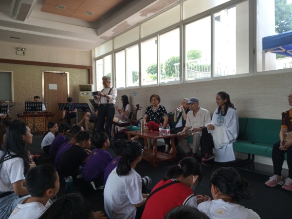 著名粤剧表演艺术家林小群、白超鸿到场指导学员们