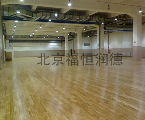 ѧУ��ë�򳡹�ľ�ذ�