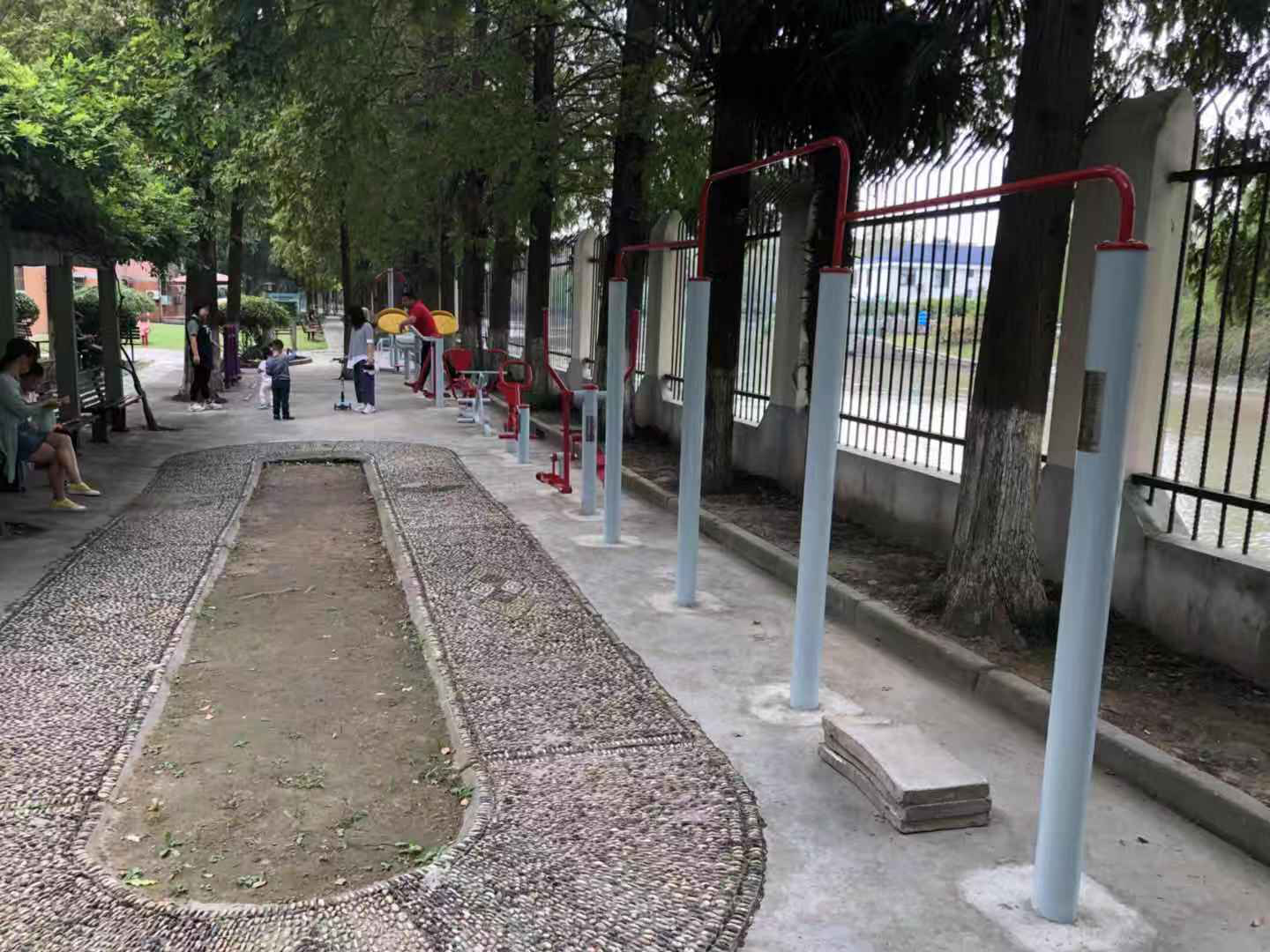 ������ί������