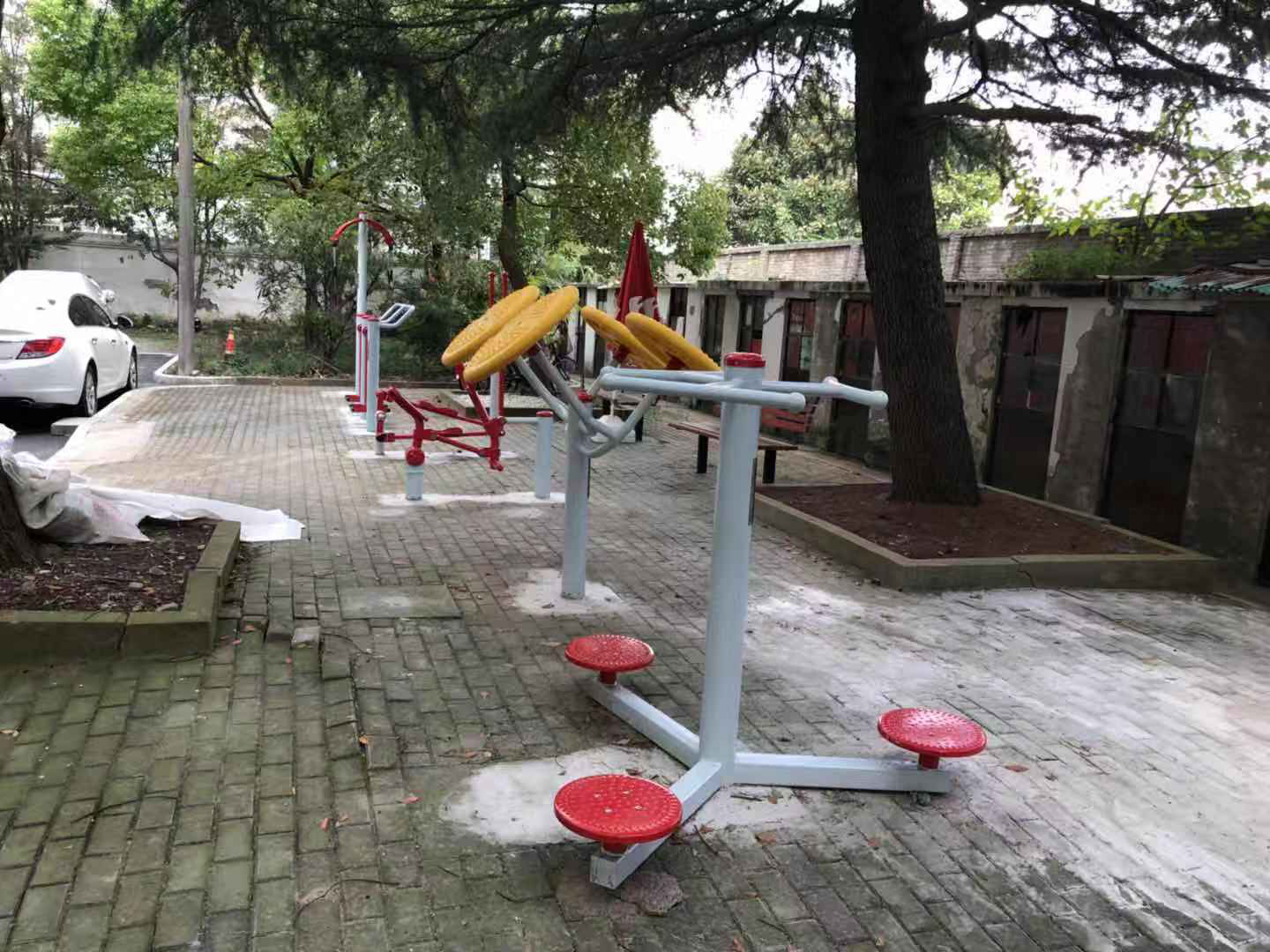 ������ί������