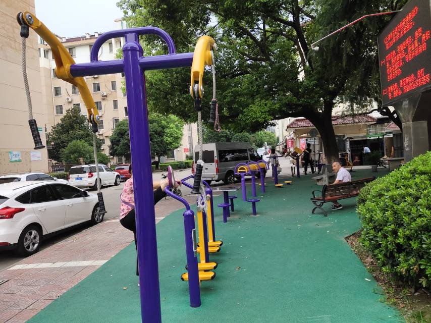 ������ί������