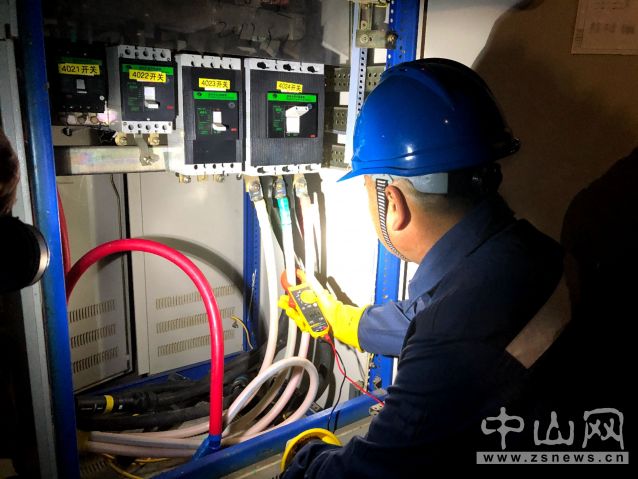 中山南朗供电分局运维人员夜巡检查设备。吴琪琪 摄.jpg