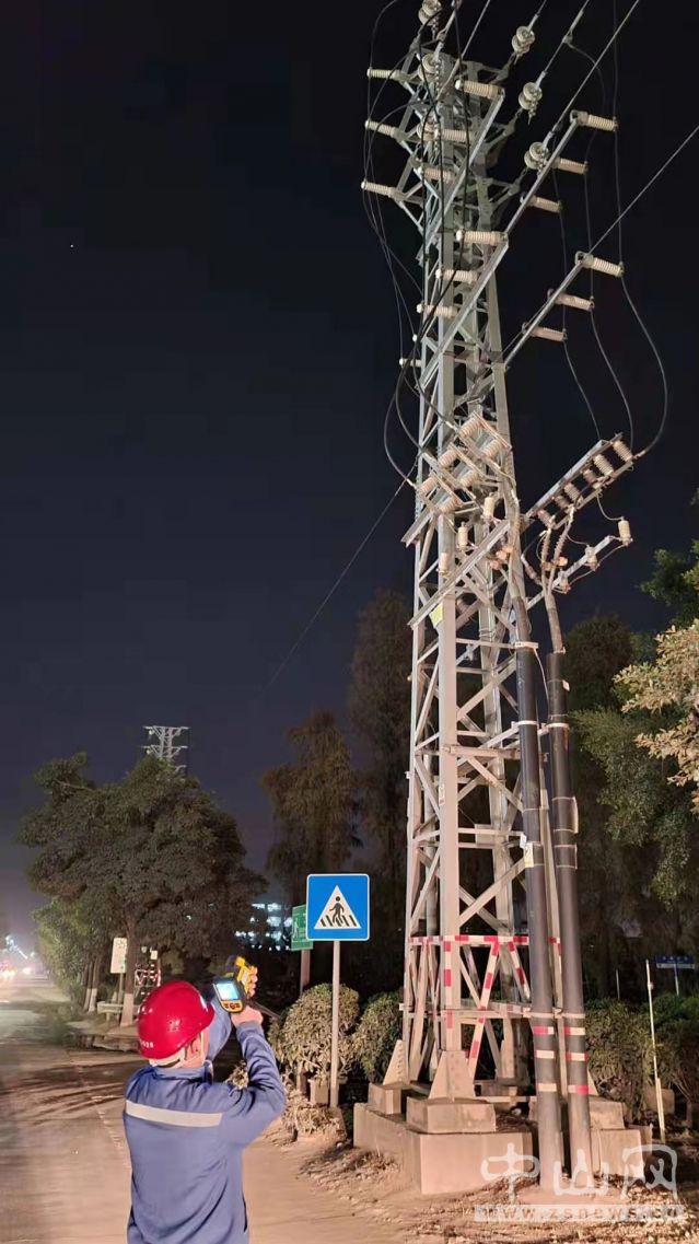 中山南区供电分局运维人员夜巡时对设备进行测温。杨伟强 摄.jpg