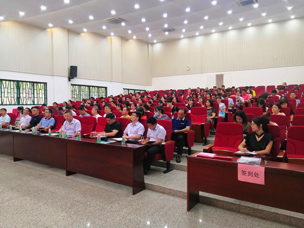 全体教师听讲_副本.jpg 全体教师听讲_副本.jpg